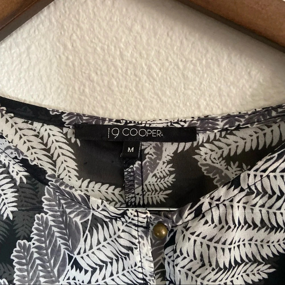 Sheer Blouse Relaxed Short Sleeve Fern Pattern Button Size Medium TS7880-01-01 - Picture 8 of 12